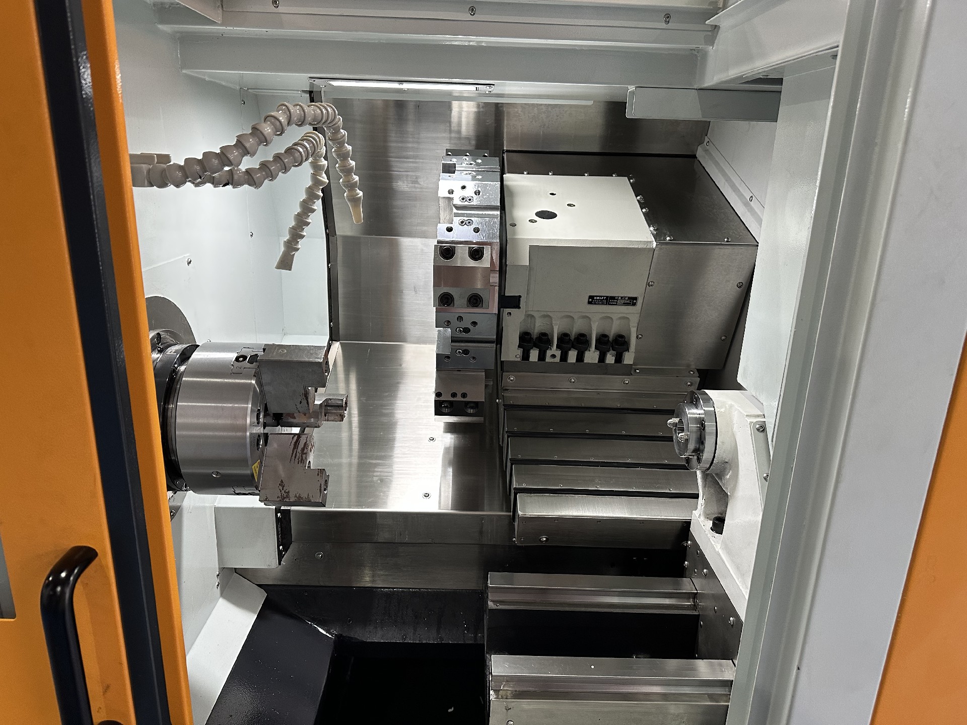 刀(dao)墖數控(kong)車牀（可加工400長）